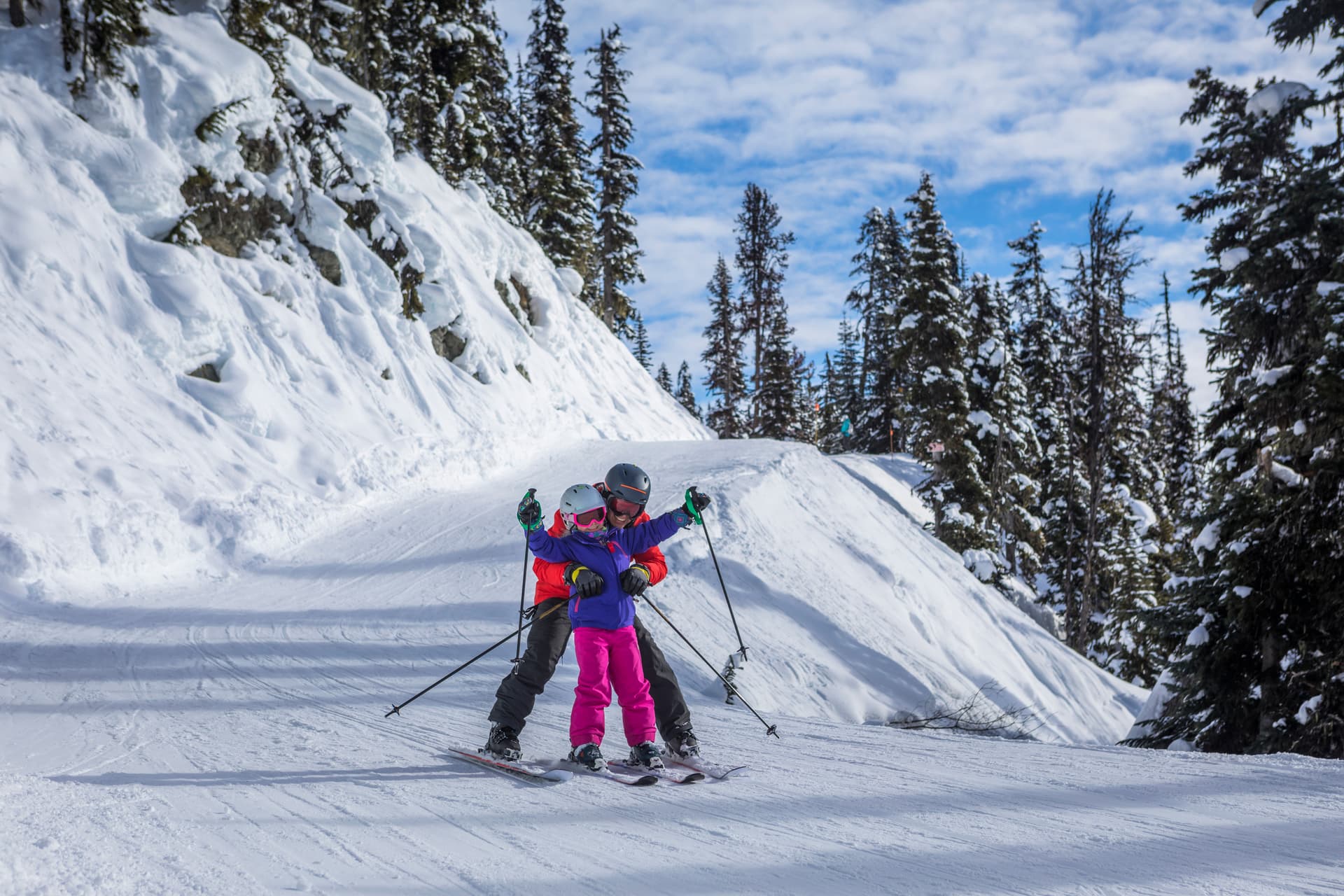 Father-and-daughter-on-the-slopes